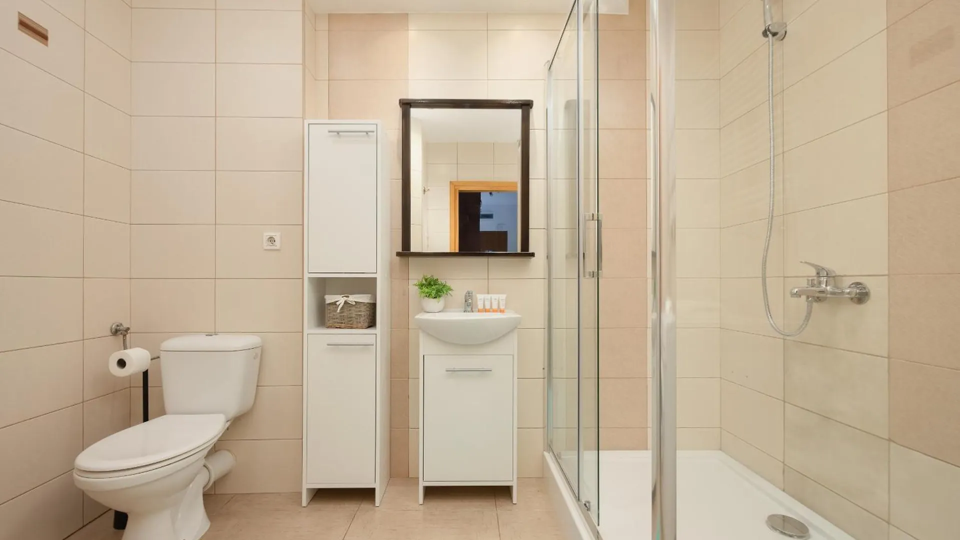 Apartament Na Parterze Z Parkingiem I Biurkiem Do Pracy Zdalnej W Piasecznie By Noclegi Renters Piaseczno  0*, Piaseczno (Masovia)