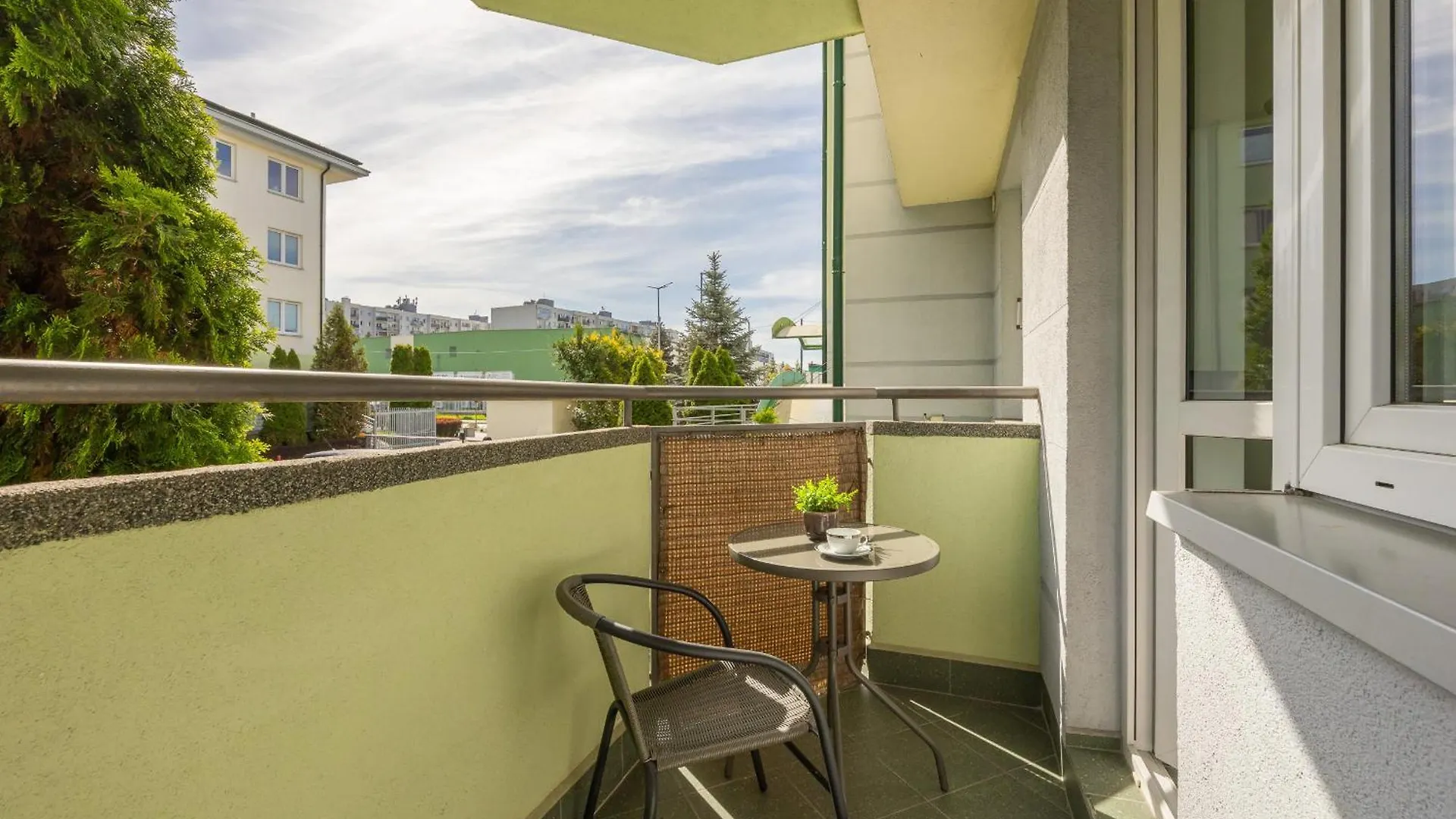 Apartament Na Parterze Z Parkingiem I Biurkiem Do Pracy Zdalnej W Piasecznie By Noclegi Renters Piaseczno  Piaseczno (Masovia)