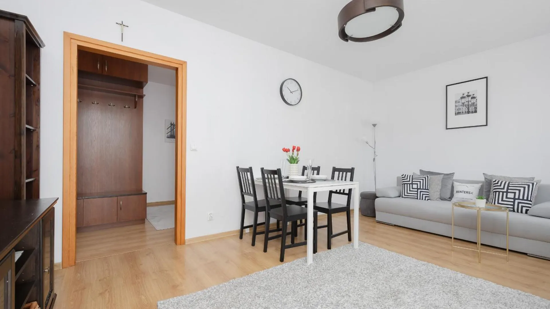 Apartament Na Parterze Z Parkingiem I Biurkiem Do Pracy Zdalnej W Piasecznie By Noclegi Renters Piaseczno  0*, Piaseczno (Masovia)