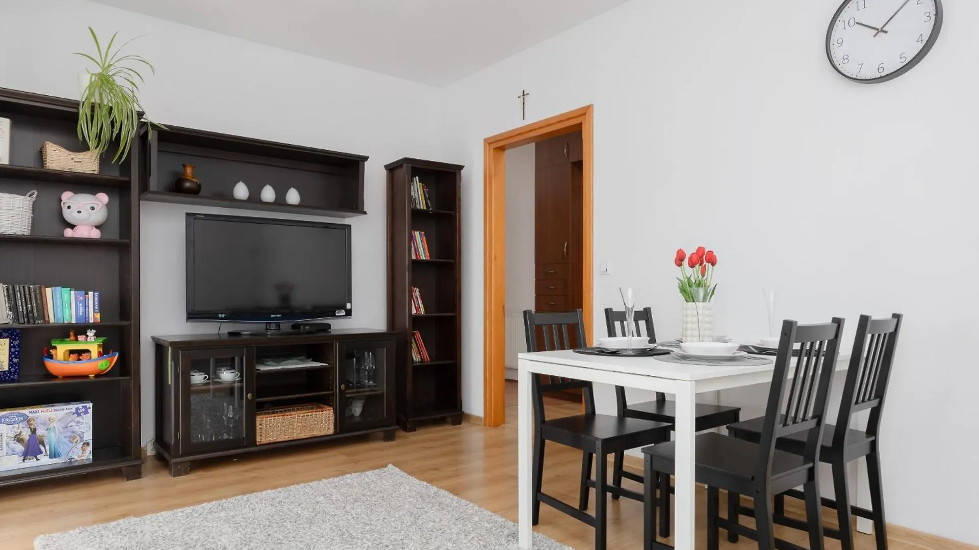 Apartament Na Parterze Z Parkingiem I Biurkiem Do Pracy Zdalnej W Piasecznie By Noclegi Renters Piaseczno  Apartment